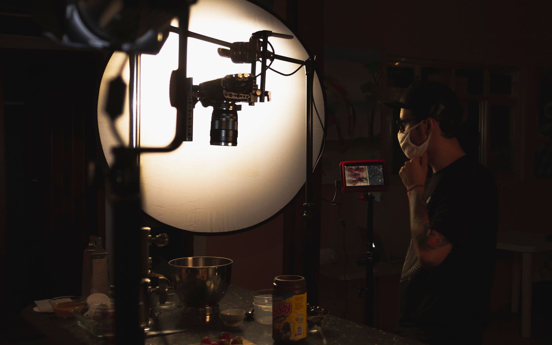 Nhiếp ảnh gia điều chỉnh máy ảnh trong studio chuyên nghiệp