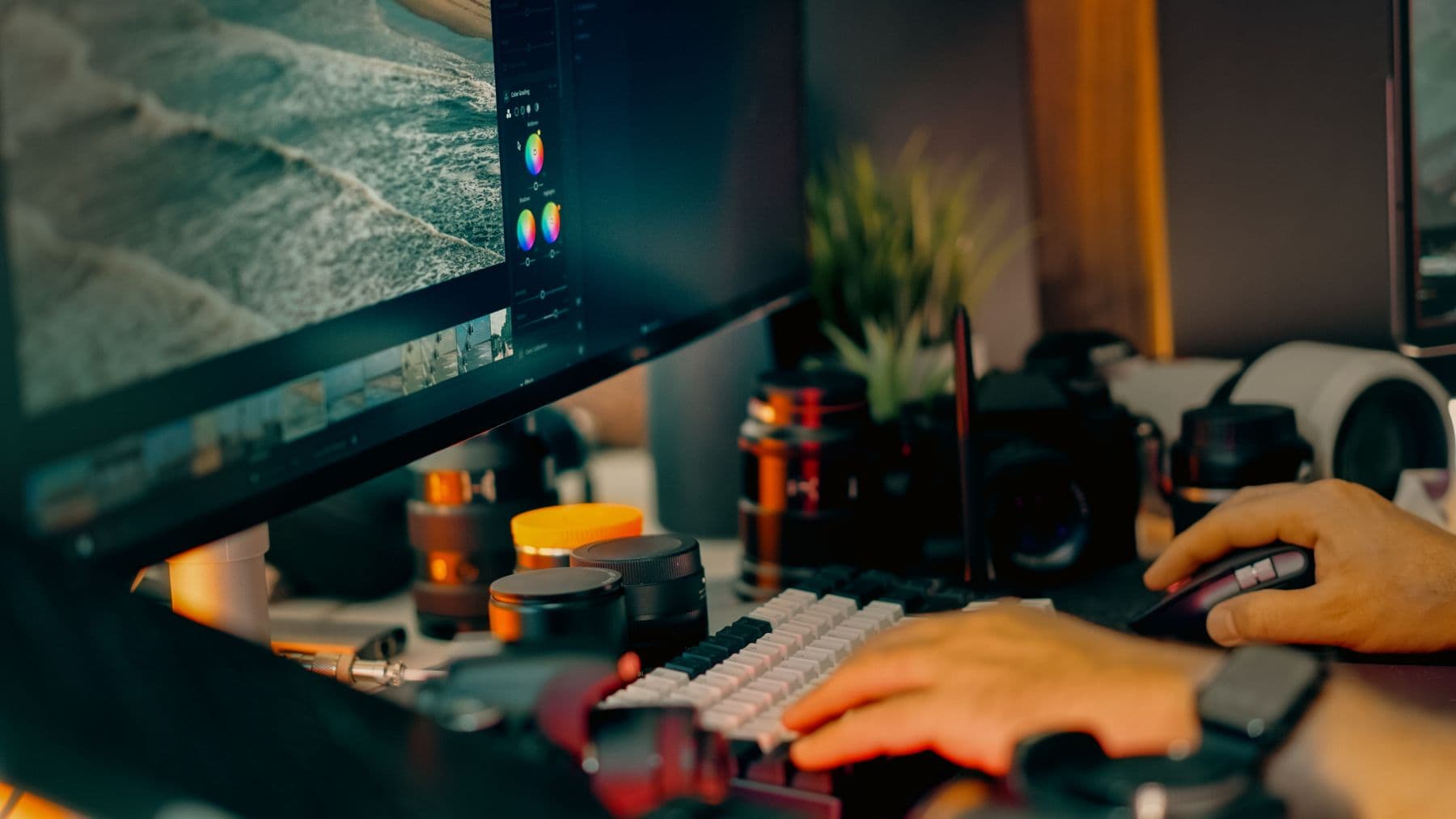 Chuyên gia chỉnh sửa ảnh làm việc tại máy tính trong studio