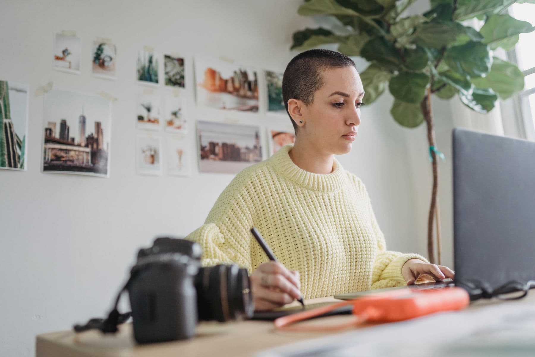 Retoucher sử dụng bảng vẽ trong quy trình hậu kỳ ảnh