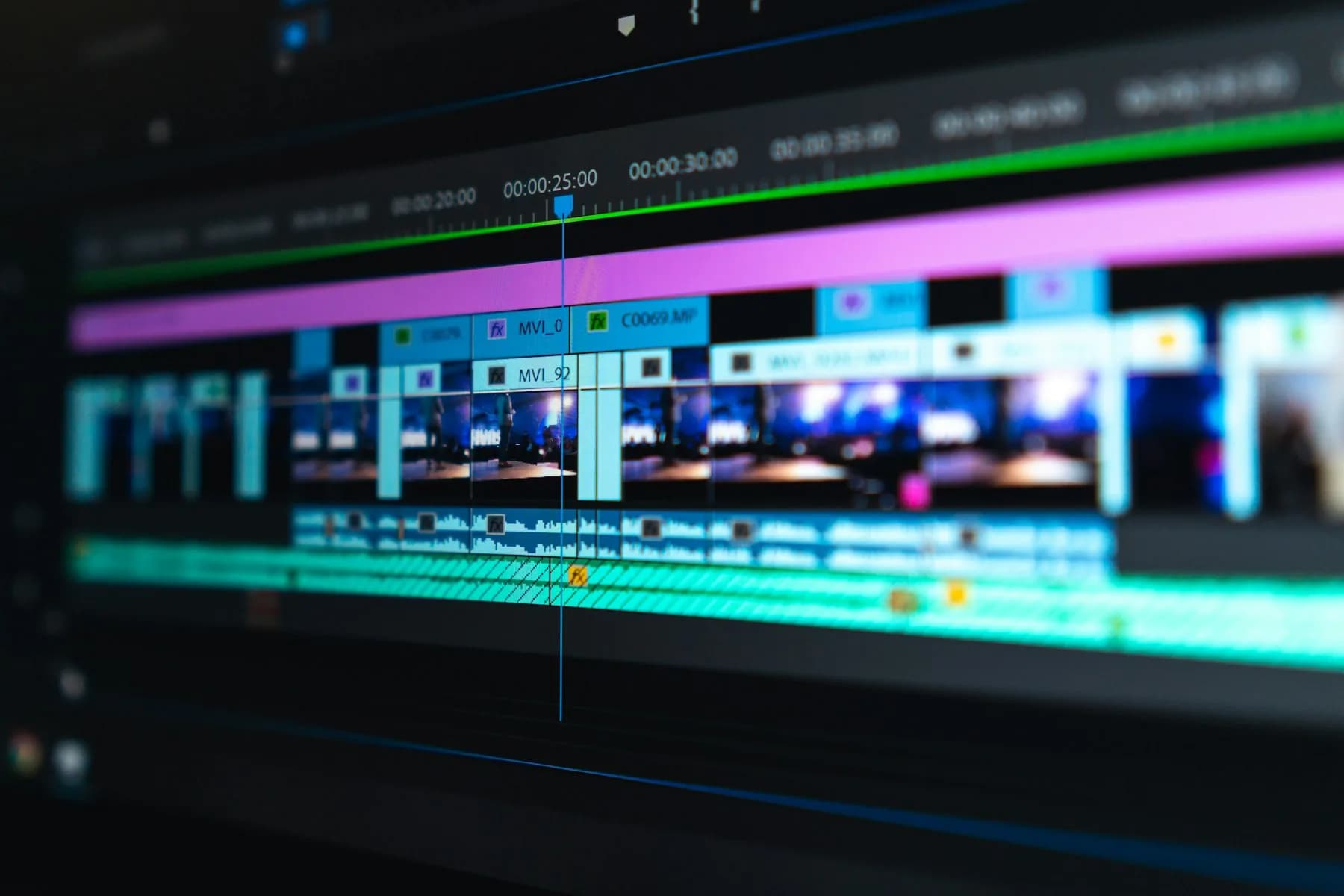 Timeline hậu kỳ video dùng để kiểm tra hình ảnh và âm thanh