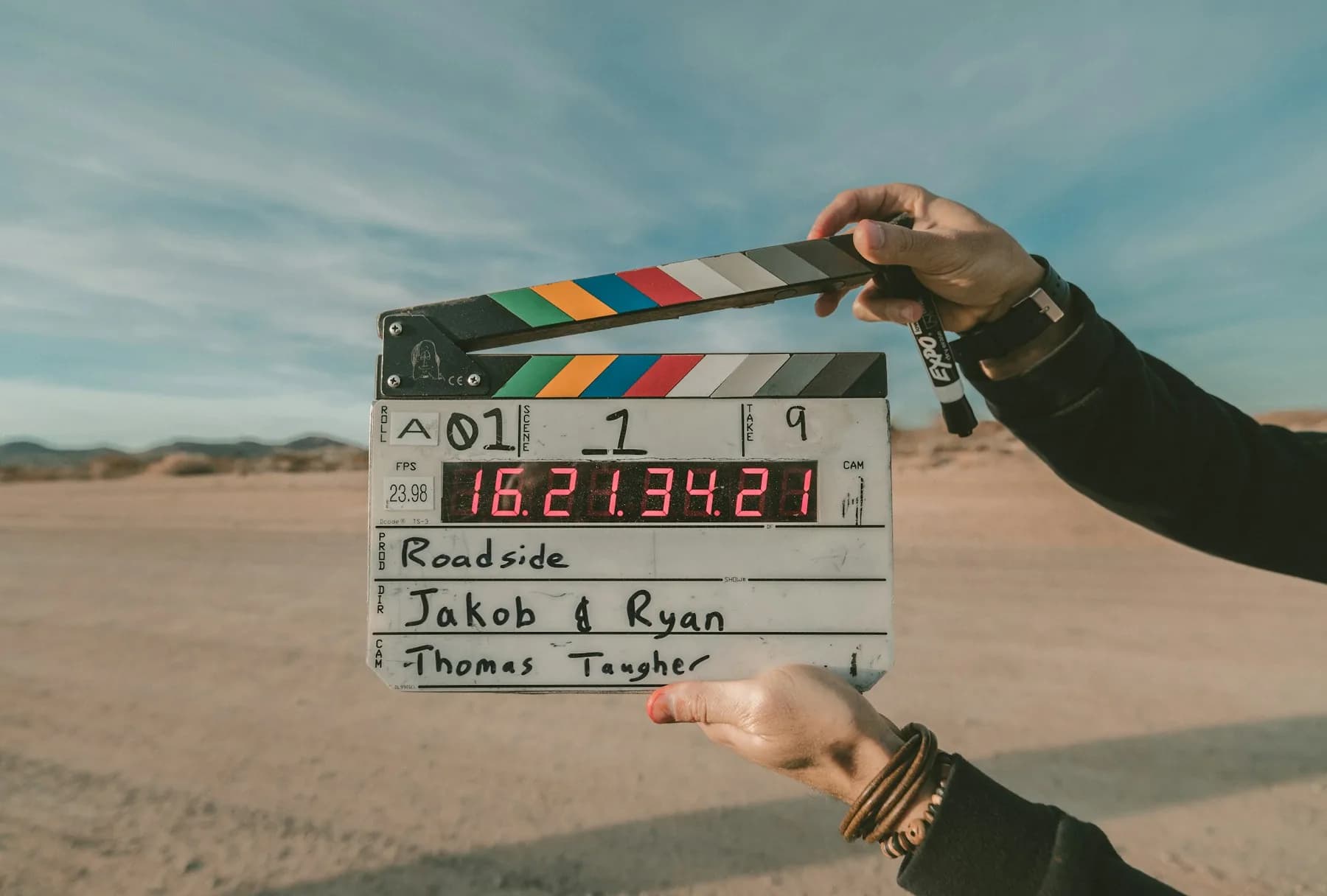 Bảng clapperboard trong quy trình sản xuất video chuyên nghiệp