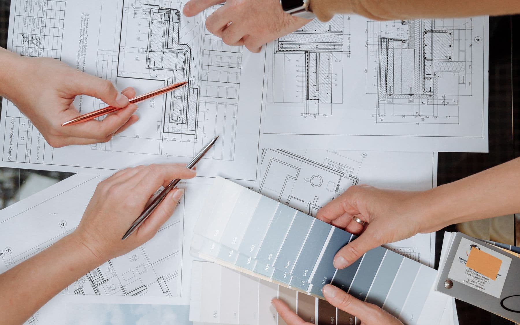 Đội ngũ kiến trúc cùng rà soát bản vẽ và mô hình dự án