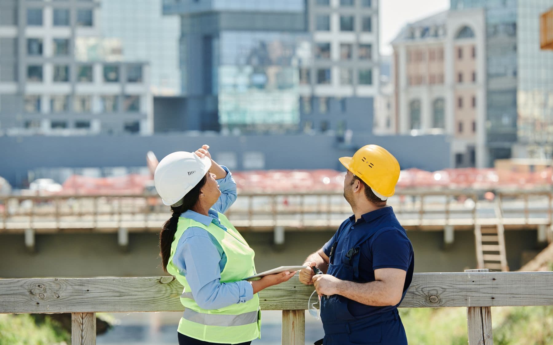 Nhóm kỹ sư hạ tầng trao đổi hồ sơ kỹ thuật tại công trường