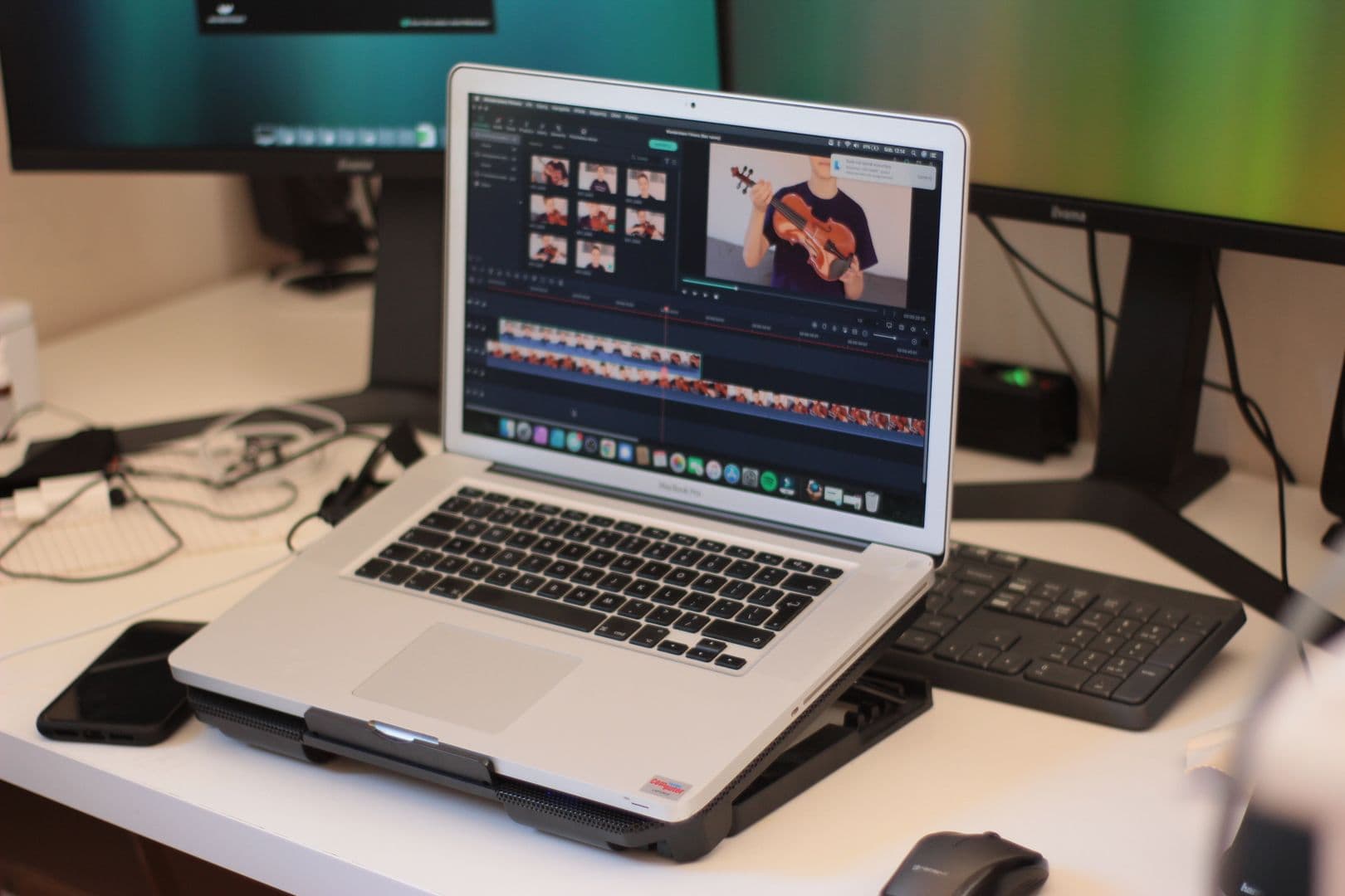 Không gian dựng video với màn hình và thiết bị hậu kỳ