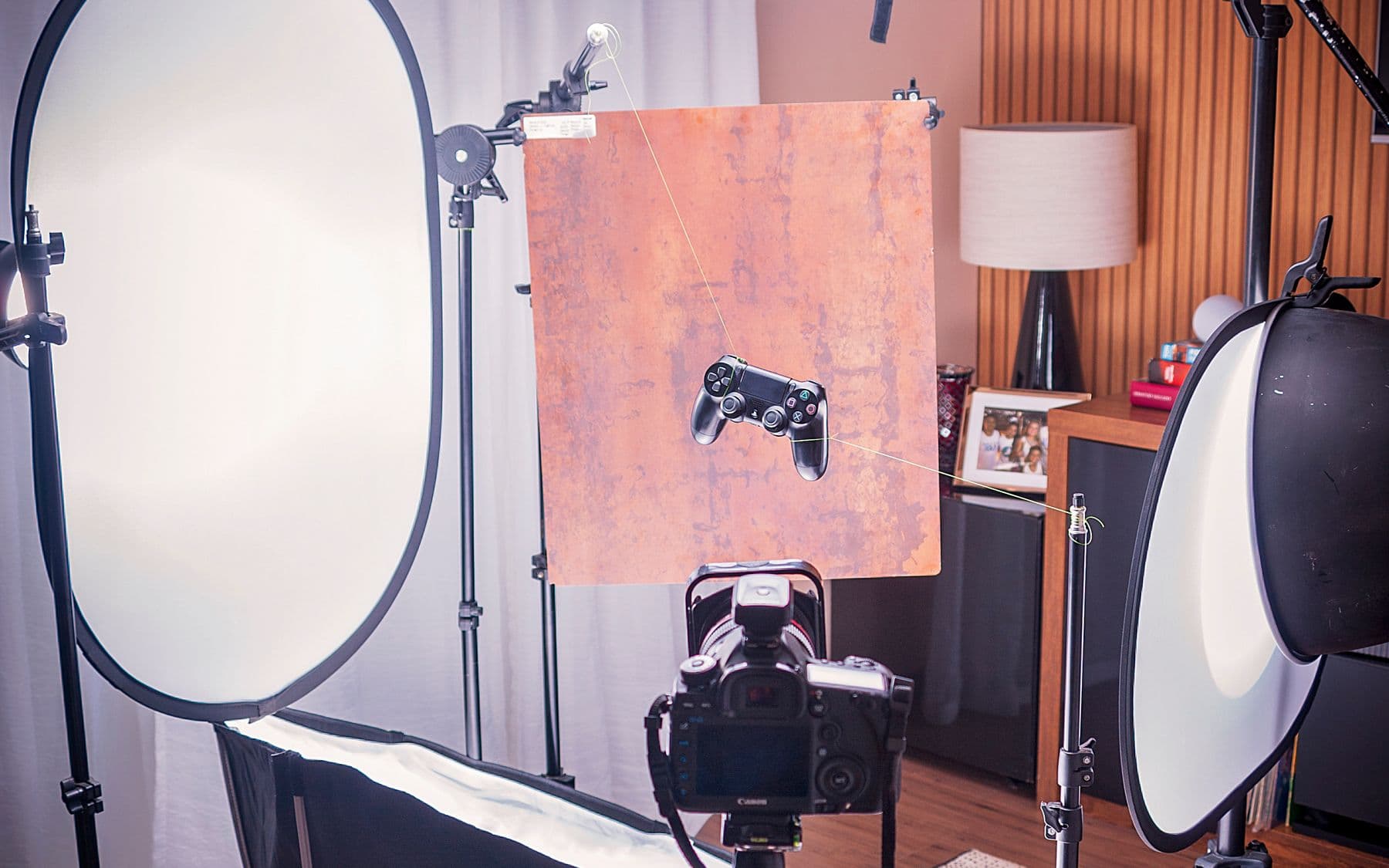 Máy ảnh, đèn và reflector trong studio chụp sản phẩm