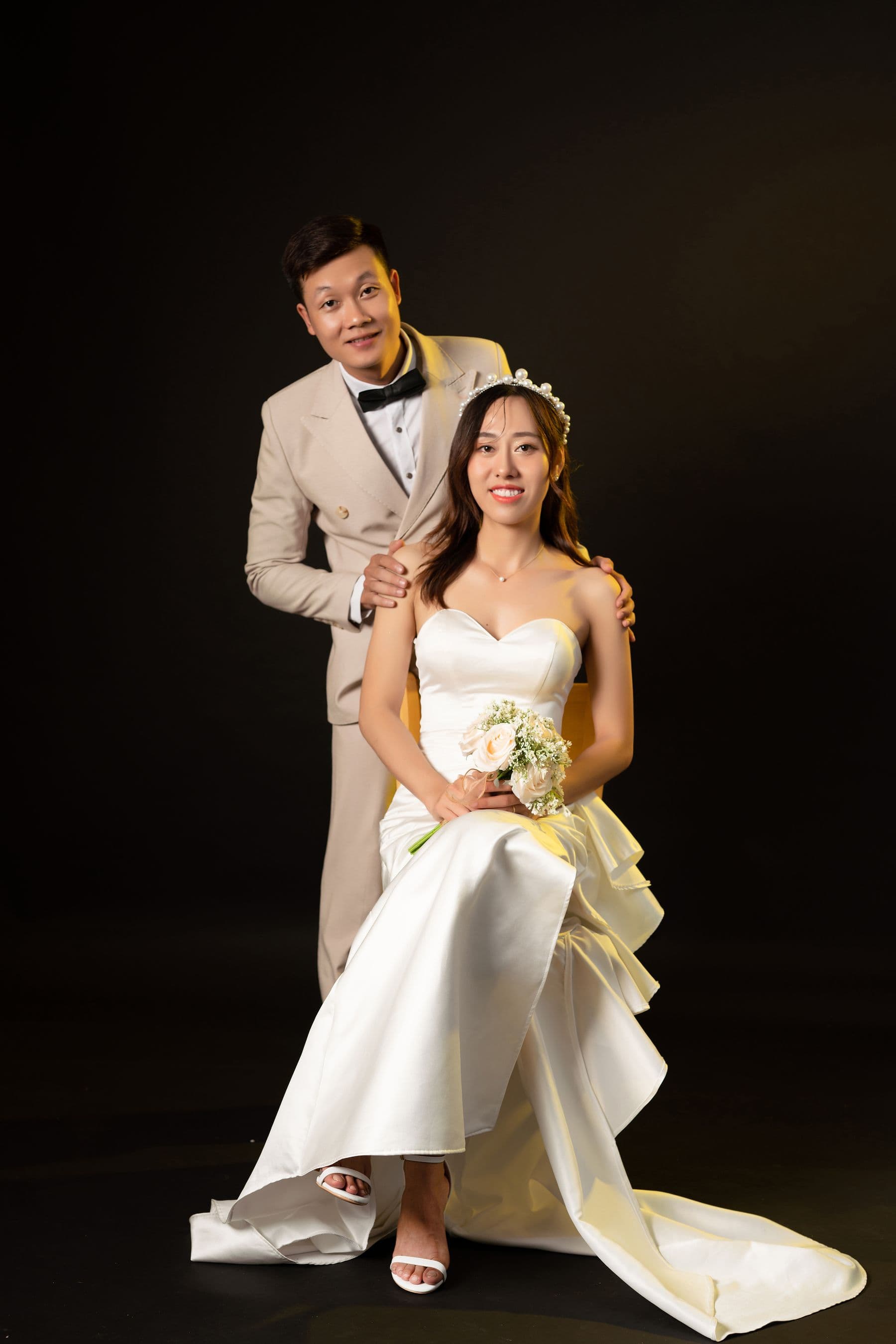 Cặp đôi trong buổi chụp ảnh cưới tại studio