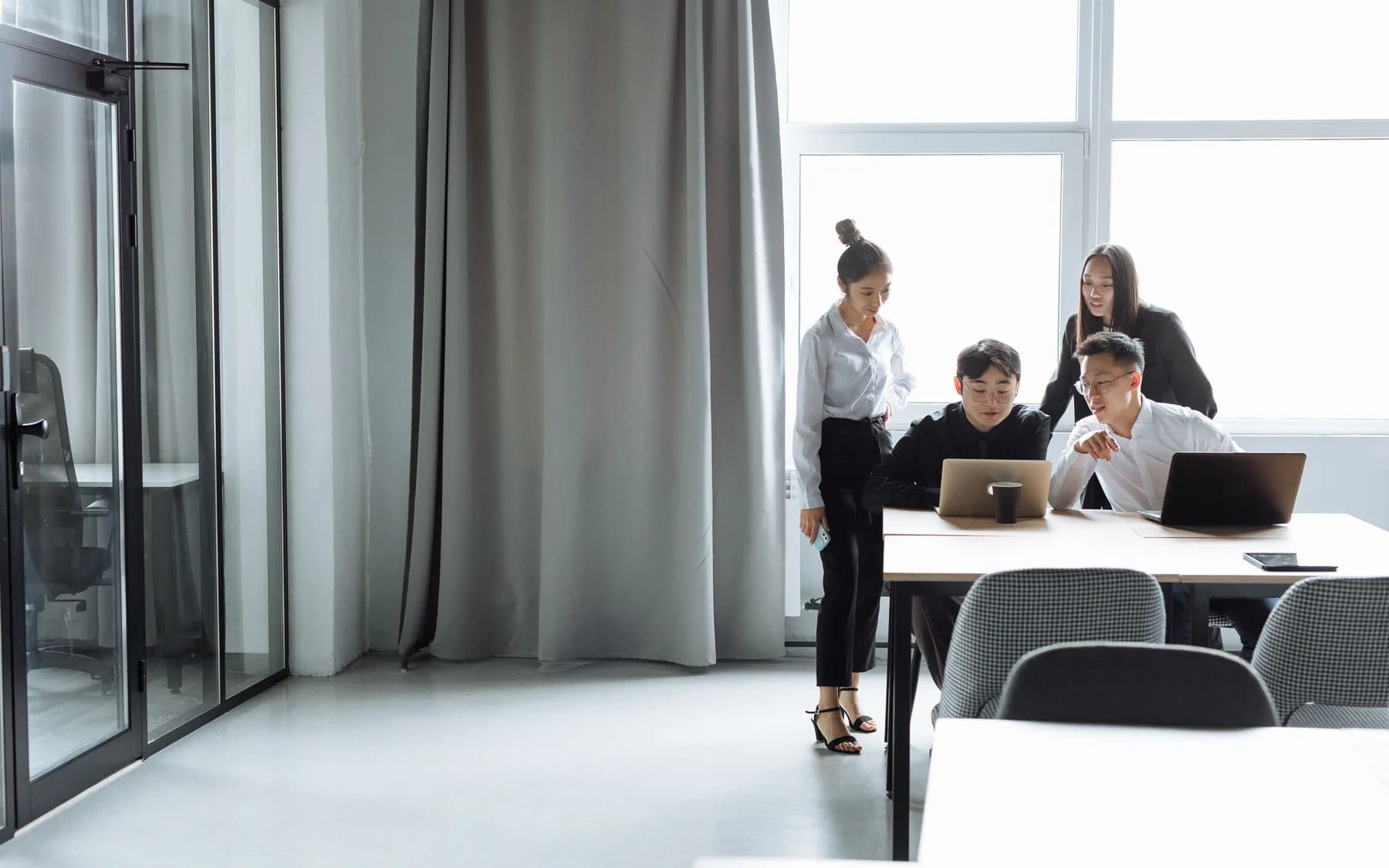 Đồng nghiệp cùng rà soát công việc trên máy tính