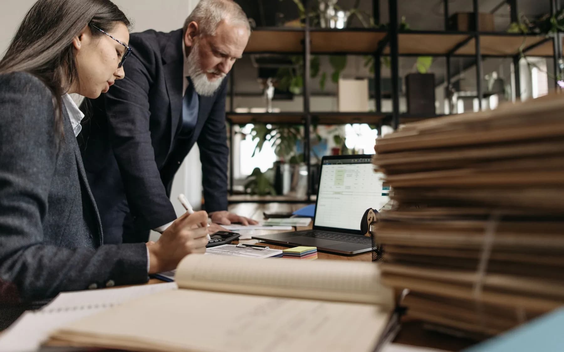 Đội ngũ doanh nghiệp phối hợp xử lý công việc trên Microsoft 365