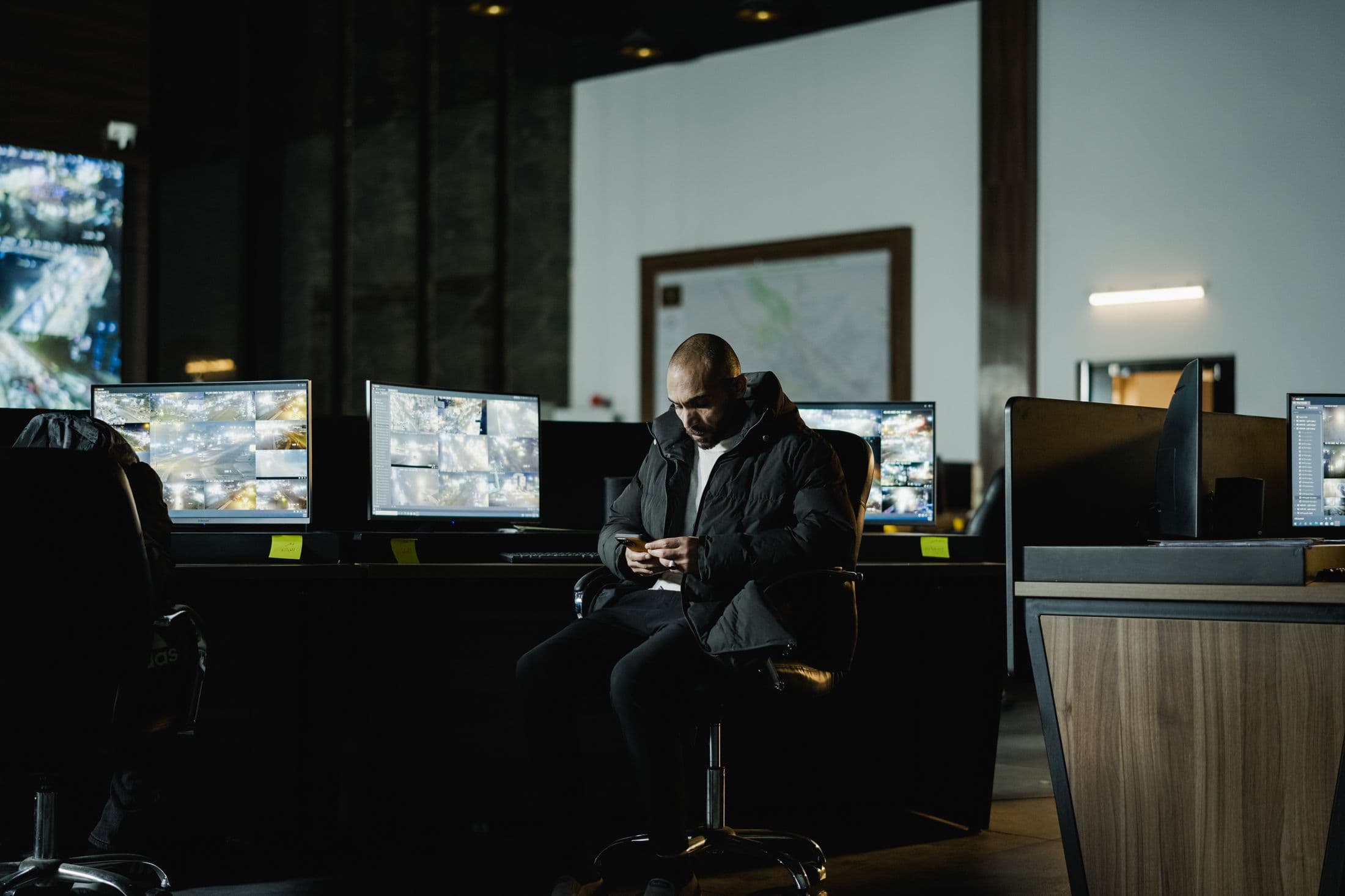 Chuyên gia an ninh mạng điều tra dữ liệu trên workstation