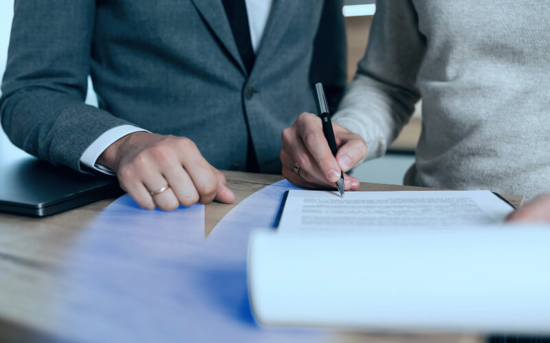 Đội ngũ doanh nghiệp làm việc với hợp đồng điện tử